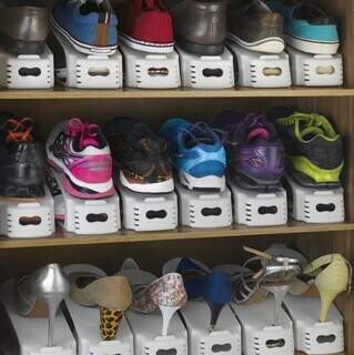 Organizador para abrir espaço aos sapatos dentro de closet e guarda roupas. (Foto; Reprodução do site www.leroymerlin.com.br)