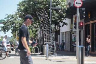 Moradores caminham pela Rua 14 de Julho, que já recebeu decorações de Natal. (Foto: Marcos Maluf)