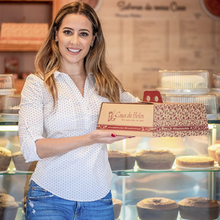 Lucyhanna administra a loja que tem bolos para todos os gostos. São 110 sabores que vão desde os tradicionais aos com cobertura e recheados. (Foto: Arquivo Pessoal)