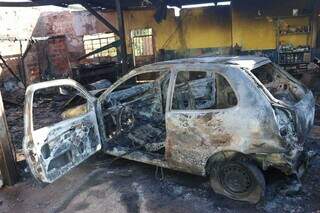 Fiat Palio e oficina ficaram destruídos após incêndio na tarde desta quinta-feira. (Foto: Paulo Francis)