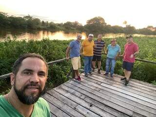 Isac e os cinco filhos seguiram até o Pantanal corumbaense. (Foto: Arquivo pessoal)