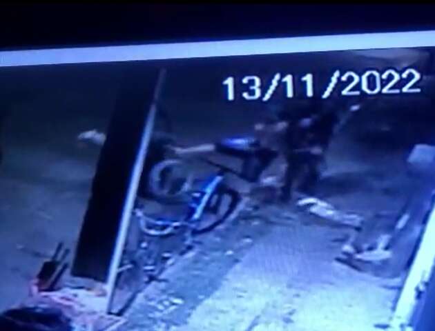 V&iacute;deo mostra 2 homens agredindo e derrubando cadeirante no Z&eacute; Pereira