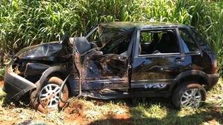 Fiat Uno com registro de furto ficou com a lateral totalmente destruída após batida. (Foto: Alvorada Informa)