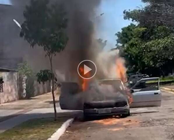  Moradores flagram carro pegando fogo em rua da Vila Jacy 