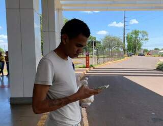 Luiz pedindo um carro de aplicativo para voltar para casa após perder a prova (Foto: Natália Olliver)