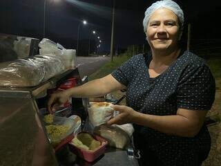 Luzimar vendendo cachorro-quente na porta do condomínio onde mora. (Foto: Thailla Torres)