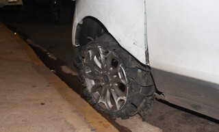 Um dos pneus estourados durante perseguição policial (Foto: Leandro Benites)