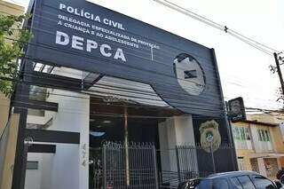Pai é denunciado por viver com filha de 13 anos como se fossem casados Pai é denunciado por viver com filha de 13 anos como se fossem casados