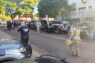 Momento em que policiais saíam às ruas para cumprir mandados da operação (Foto: Adilson Domingos)