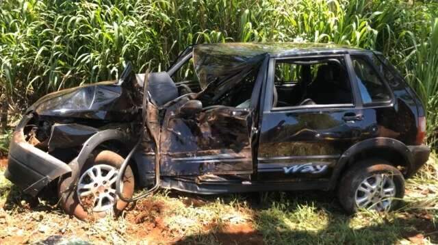 Motorista perde controle da direção, sai da pista e bate em árvore