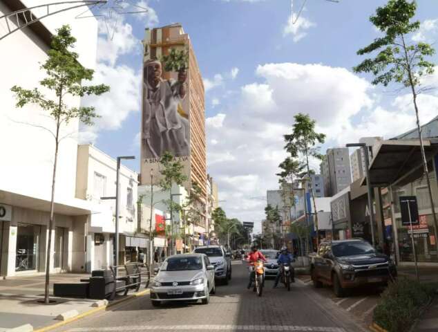 Gigante, mural da Tia Eva estampa lateral de pr&eacute;dio na 14 de Julho