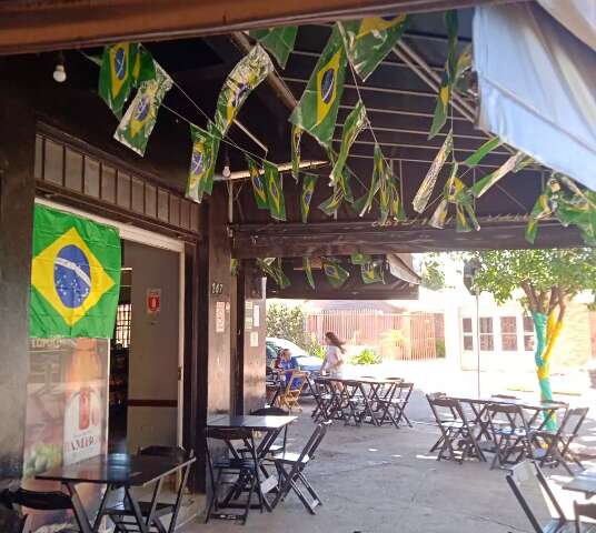 Decora&ccedil;&atilde;o para Copa j&aacute; aparece em bares, que esperam lucrar