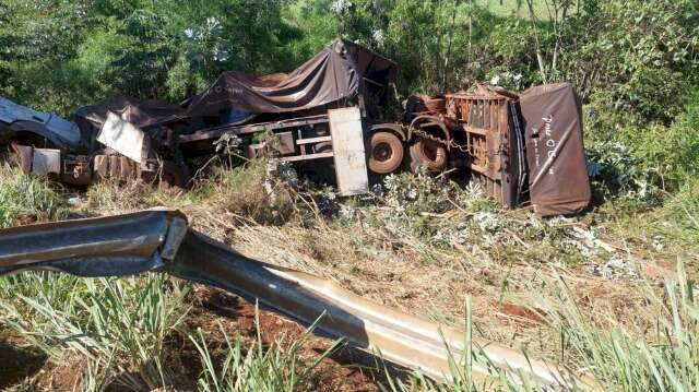 Motorista sai ileso ap&oacute;s carreta cair em ribanceira na BR-376 