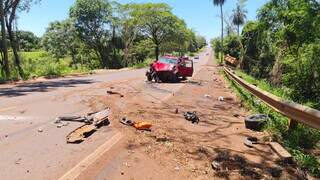 Fiat Strada ficou com a frente e a traseira destruída no meio da pista. (Foto: Ribeiro Junior | MS 24h)