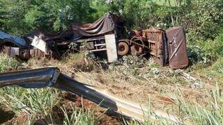 Veículo destruído após cair em ribanceira. (Foto: MS News)