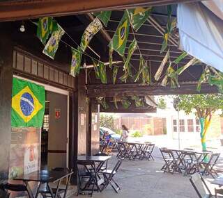 Bandeiras do Brasil foram colocadas no Bar Batata Mais, na Rua Trindade. (Foto: Arquivo pessoal)