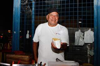Jussinei, famoso como Corumbá, está há 20 anos vendendo cachorro-quente no Tiradentes. (Foto: Alex Machado)