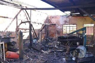 Oficina mecânica foi atingida pelas chamas e destruída na tarde de ontem. (Foto: Paulo Francis)