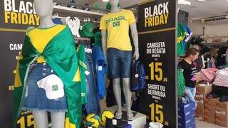 A Avenida foi uma das lojas que decidiram juntar as promoções para a Copa do Mundo e a Black Friday (Foto: Izabela Cavalcanti)