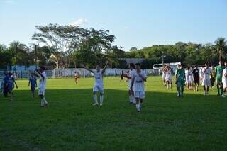 Jogadores da equipe sub-17 do Grêmio Santo Antônio comemorando classificação à final do Estadual (Foto: Regina Canepple/GSA)