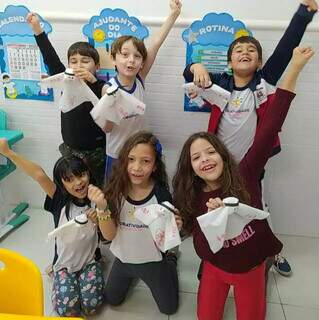 Alunos durante montagem de mascote da Copa do Mundo 2022 em sala de aula. (Foto: Escola Criatividade)