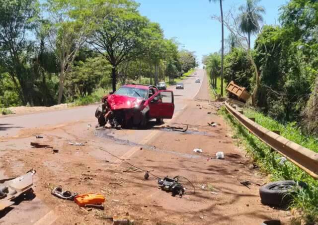 Picape fica destru&iacute;da ao ser atingida por caminh&atilde;o em rodovia