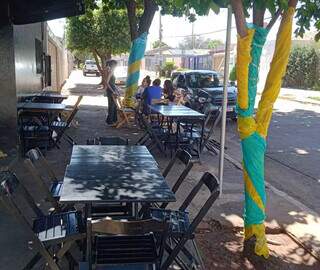 Árvores nas calçadas do bar também foram decoradas. (Foto: Direto das Ruas)