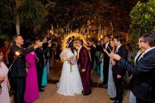 Beijo do sim, depois da cerimônia na Estância das Orquídeas. (Foto: Ricardo Gomes)