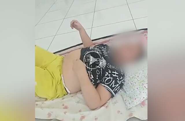 Com filho autista, m&atilde;e acampa em ag&ecirc;ncia: &quot;vou ficar at&eacute; devolverem o dinheiro&quot;