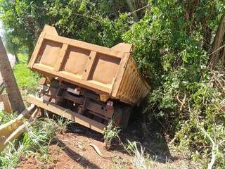 Caminhão foi parar em barranco às margens da rodovia após colisão. (Foto: Ribeiro Junior | MS 24h)