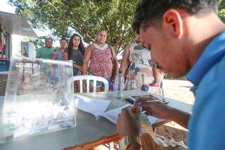 Moradores fazem atualização e cadastro da Tarifa Social de Energia. (Foto: Marcos Maluf)