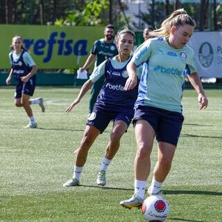 Meia Andressinha domina a bola em treino no Palmeiras (Foto: Divulgação)