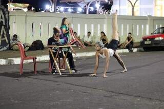 Artistas uniram apresentação musical com dança durante a noite. (Foto: Aletheya Alves)