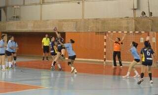 Estudantes em partida de handbol na Capital. (Foto: Divulgação/PMCG)