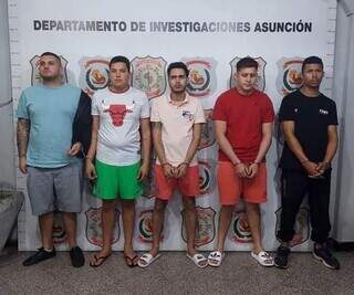 Os cinco homens foram presos após a investigação do crime. (Foto: Direto das Ruas)