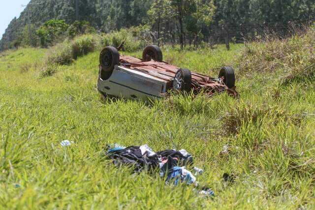 Mulher &eacute; arremessada a 15 metros em capotagem na sa&iacute;da para Rochedo
