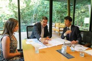 Governador eleito Eduardo Riedel ao lado do embaixador do Japão. (Foto: Divulgação)