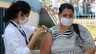 Mulher recebe dose de vacina em unidade de saúde da Capital (Foto: Divulgação)