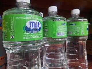 Embalagens de álcool etílico líquido na concentração de 70% p/p. (Foto: Caroline Maldonado)