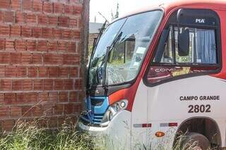 Motorista perde controle de dire&ccedil;&atilde;o e &ocirc;nibus atinge muro 