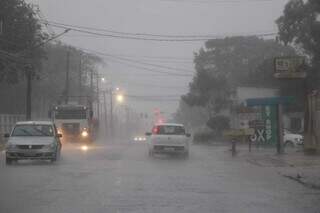 Chuva na Avenida Presidente Vargas, em Campo Grande (Foto: Henrique Kawaminami)