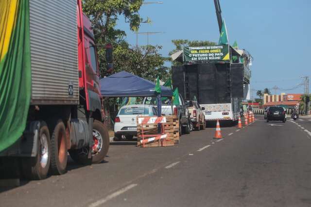 H&aacute; 21 dias, acampamento &eacute; mantido em frente ao CMO e manifestantes vem e v&atilde;o