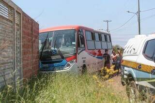 Motorista perde controle de dire&ccedil;&atilde;o e &ocirc;nibus atinge muro 