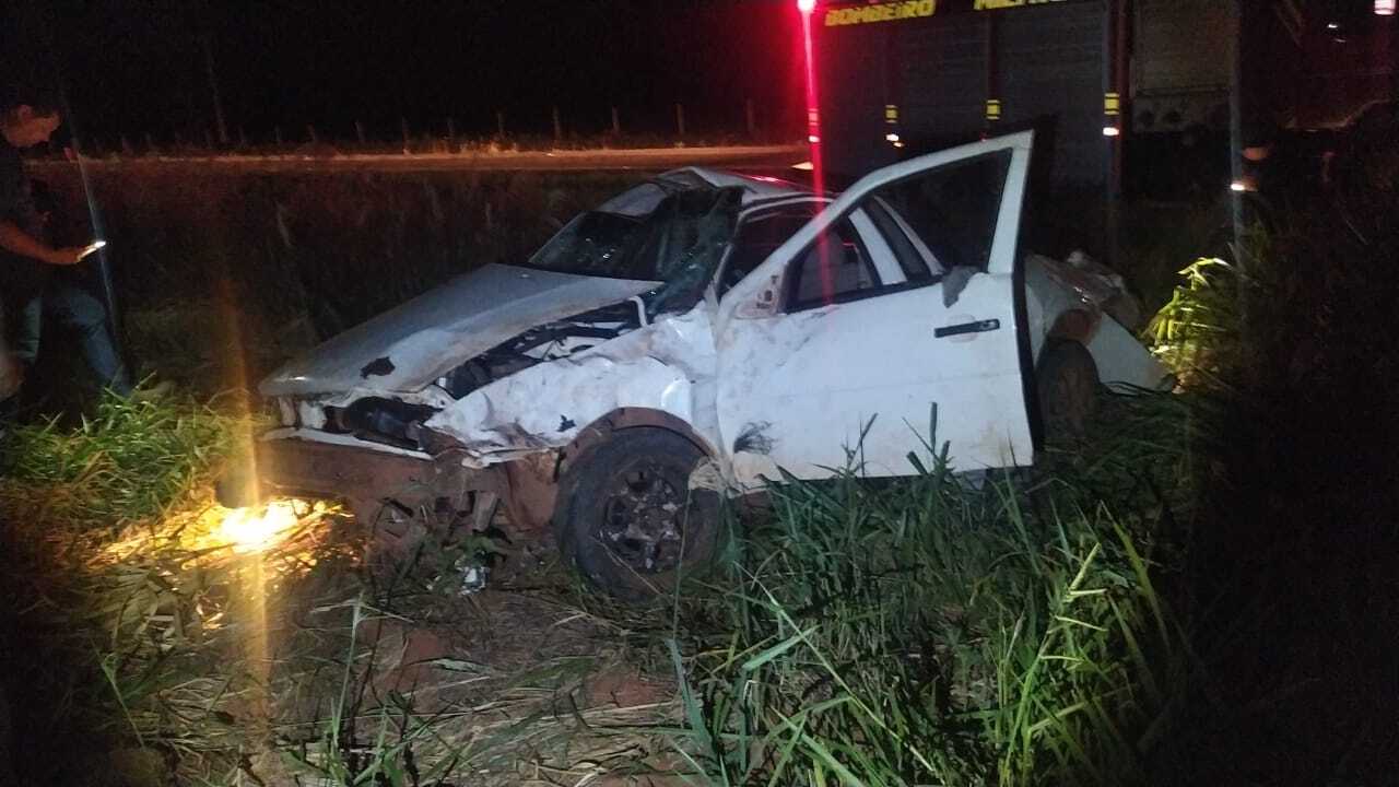 Picape Sai Da Pista Capota E Motorista Fica Ferido Interior Campo