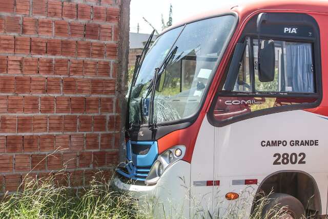 Motorista perde controle de dire&ccedil;&atilde;o e &ocirc;nibus atinge muro 