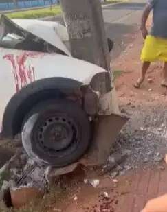 Homem fica coberto de sangue ap&oacute;s bater carro e arrancar poste