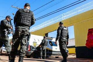 Polícia penal no presídio da Gameleira, em Campo Grande (Foto: Henrique Kawaminami)