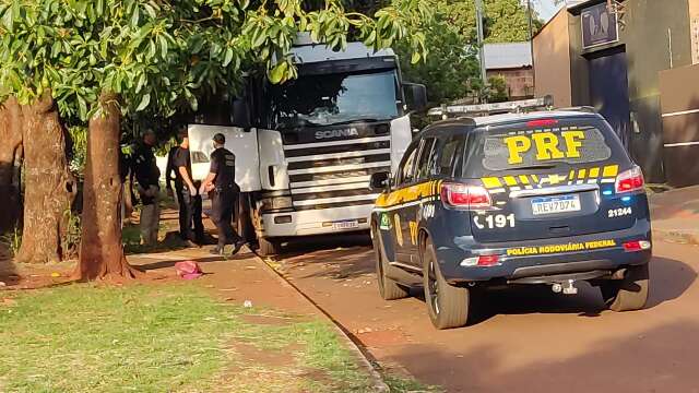 Em a&ccedil;&atilde;o para prender manifestante, PF e PRF confiscam carreta usada em protesto