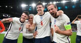 Jogadores da Inglaterra comemoram classificação para o Mundial (Foto: Fifa.com.br)