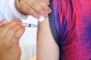 Profissional da Saúde aplica vacina contra covid-19 em Campo Grande. (Foto: Kísie Ainoã)